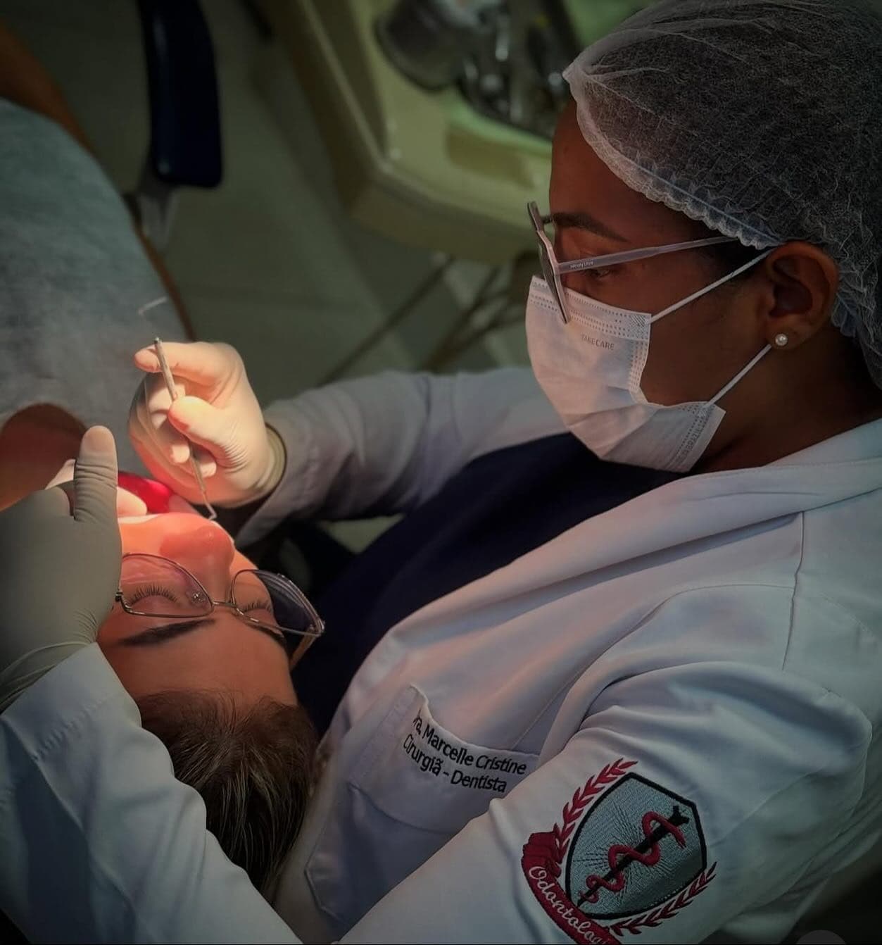 Dra. Marcelle realizando um atendimento odontológico